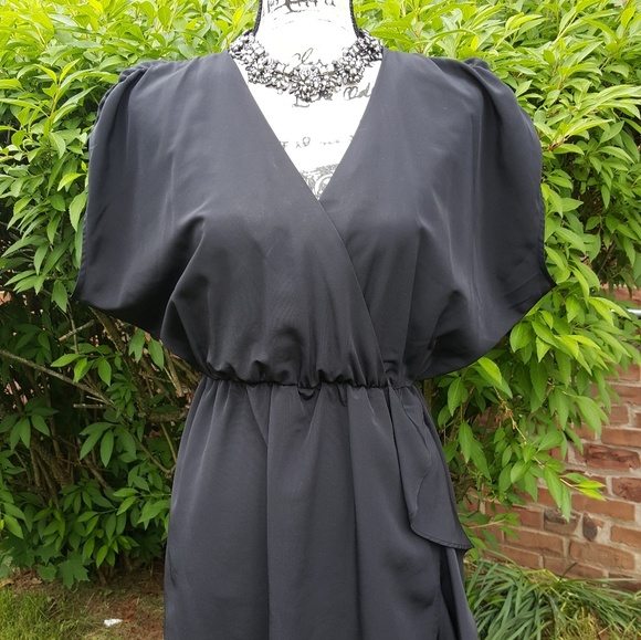 H&M Dresses & Skirts - H & M ruffle dress with bell shoulders